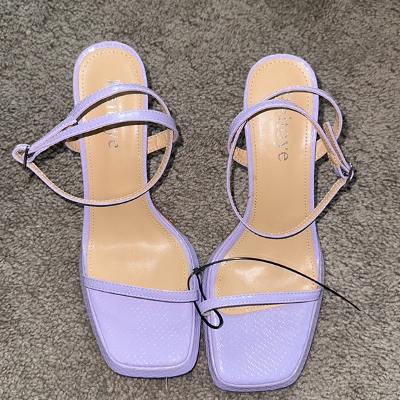 NWOT women’s heel sandal - Picture 1 of 4